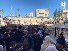 الفلسطينيون يزحفون بأعداد كبيرة إلى المسجد الأقصى من منطقة باب العامود لإحياء ذكرى الإسراءوالمعراج