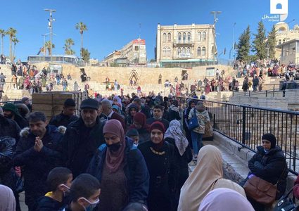 الفلسطينيون يزحفون بأعداد كبيرة إلى المسجد الأقصى من منطقة باب العامود