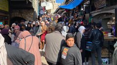 الفلسطينيون يزحفون بأعداد كبيرة إلى المسجد الأقصى من منطقة باب العامود لإحياء ذكرى الإسراءوالمعراج