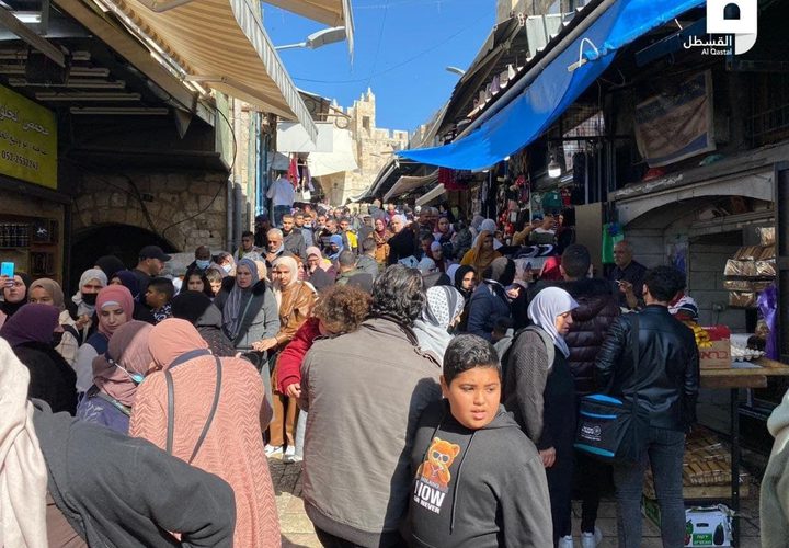 الفلسطينيون يزحفون بأعداد كبيرة إلى المسجد الأقصى من منطقة باب العامود لإحياء ذكرى الإسراءوالمعراج