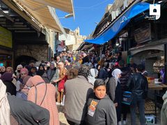 الفلسطينيون يزحفون بأعداد كبيرة إلى المسجد الأقصى من منطقة باب العامود لإحياء ذكرى الإسراءوالمعراج