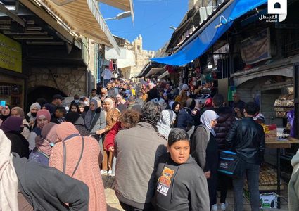الفلسطينيون يزحفون بأعداد كبيرة إلى المسجد الأقصى من منطقة باب العامود لإحياء ذكرى الإسراءوالمعراج