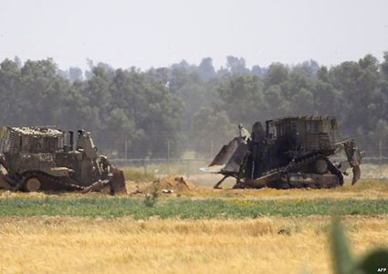 توغل وأعمال تجريف لآليات الاحتلال شرق خان يونس