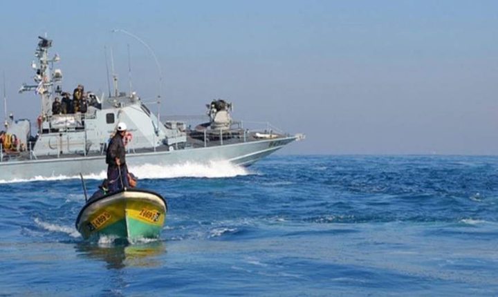 زوارق الاحتلال تطلق النار تجاه مراكب الصيادين في بحر شمال غزة