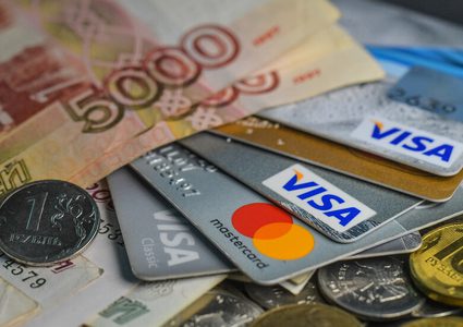 انخفاض صرف الروبل أمام اليورو والدولار والمركزي الروسي يعلن إجراءات لدعم العملة