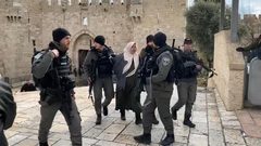 الاحتلال يقمع المواطنين في باب العامود بالقدس ويعتقل طفلاً وشابا