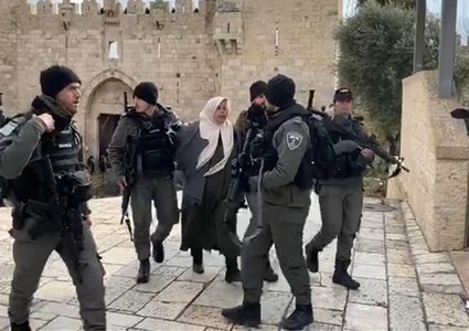 الاحتلال يقمع المواطنين في باب العامود بالقدس ويعتقل طفلاً وشابا