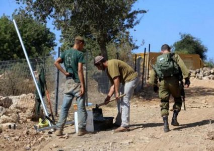 مستوطنون يشقون طريقا استيطانية غرب الخليل