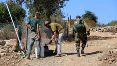 مستوطنون يشقون طريقا استيطانية غرب الخليل