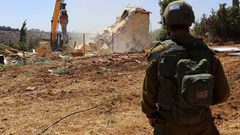 الاحتلال يخطر بوقف العمل في ثلاثة منازل شرق يطا جنوب الخليل