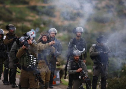 الاحتلال يعتقل طفلين ويصيب العشرات بالاختناق في يعبد