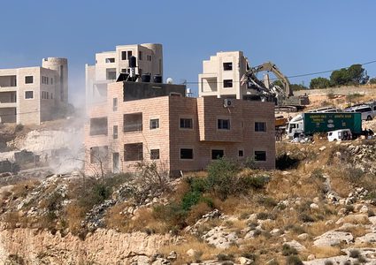 الاحتلال يهدم منشأة ويجرف أراضٍ في صور باهر بالقدس المحتلة