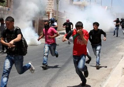 إصابة عشرات الطلبة والمعلمين بالاختناق إثر مهاجمة الاحتلال ثلاث مدارس في الخليل