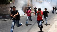 إصابة عشرات الطلبة والمعلمين بالاختناق إثر مهاجمة الاحتلال ثلاث مدارس في الخليل