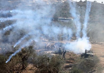 إصابات بالرصاص والاختناق خلال قمع الاحتلال مسيرة إسناد للأسرى بالخليل