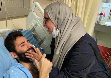 الاحتلال يبلغ عائلة الأسير مقداد قواسمي بإزالة الأعلام من محيط منزلهم