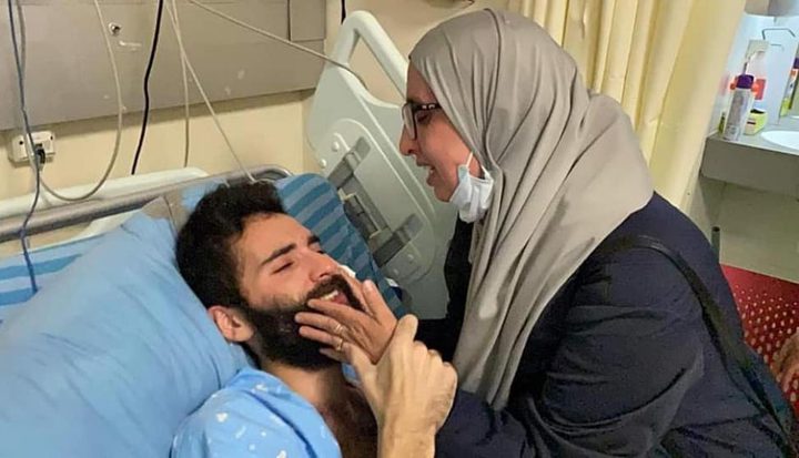 الاحتلال يبلغ عائلة الأسير مقداد قواسمي بإزالة الأعلام من محيط منزلهم