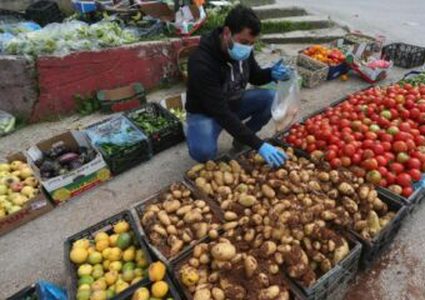 مركبة تابعة لما يسمى "مجلس المستوطنات" تشرع بتصوير بسطات الخضار قرب خط 90