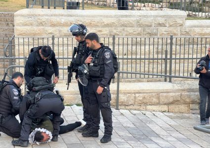 الاحتلال يبعد الناشط إياد أبو سنينة عن منطقة باب العامود