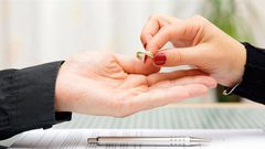 امرأة بريطانية لم تعلم بطلاقها طوال 12 عاما