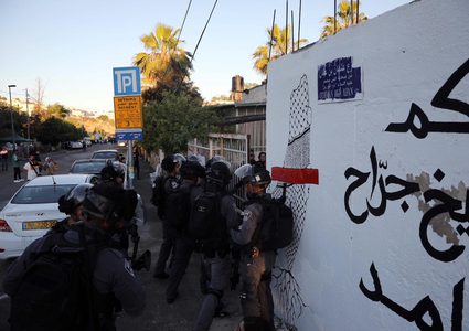 الاحتلال يعتدي على المتضامنين في منزل السعو بالشيخ جراح