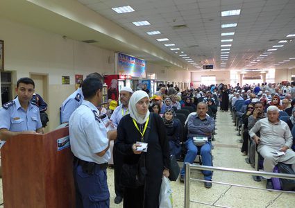 500 معتمر يغادرون معبر الكرامة متوجهين إلى السعودية