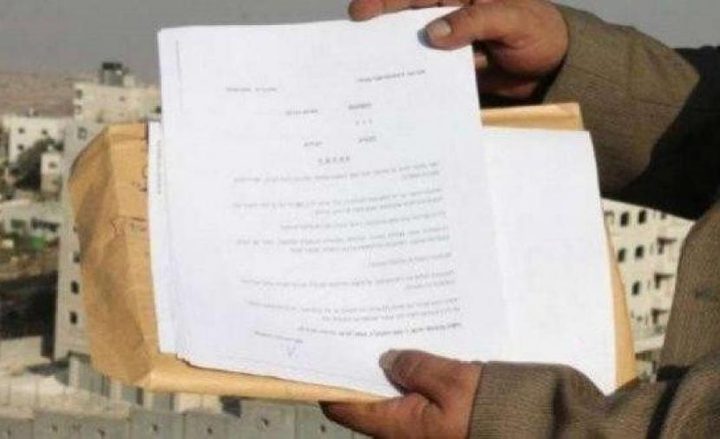 الاحتلال يخطر بوقف البناء في ثلاثة منازل وبالعمل في محمية طبيعة جنوب الخليل