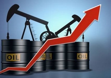 الحرب في أوكرانيا ترفع أسعار النفط لأعلى مستوى منذ عقد