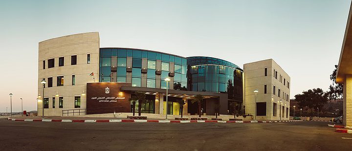 مستشفى هوغو تشافير يجري أول عملية زراعة صمام لخفض ضغط العين