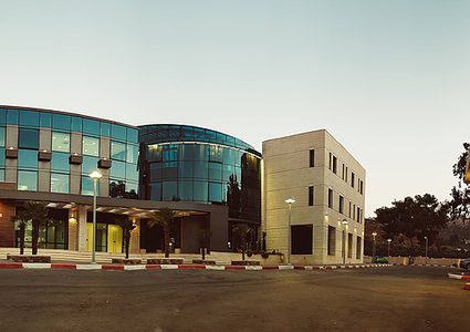 مستشفى هوغو تشافير يجري أول عملية زراعة صمام لخفض ضغط العين