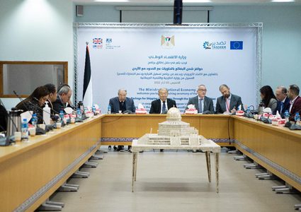 "الاقتصاد" تطلق برنامج حوافز شحن البضائع بالحاويات عبر الحدود مع الأردن