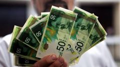 المالية في غزة تعلن صرف رواتب موظفيها