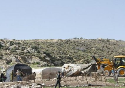 الاحتلال يفكك منشأة زراعية ويستولي عليها في الأغوار