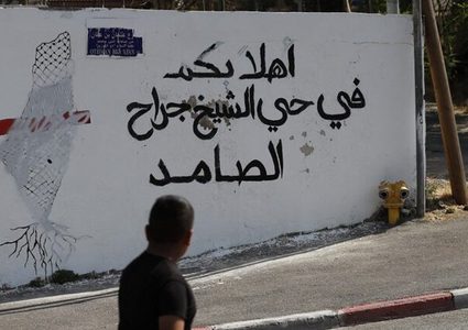 الاحتلال يهدد ناشطا مقدسيا بالإبعاد إذا واصل الاعتصام في "الشيخ جرّاح"