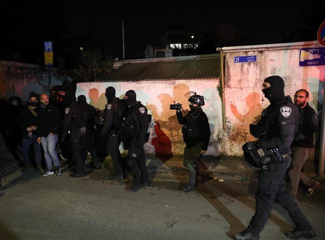 الاحتلال يعتقل مقدسيا ومتضامنين خلال قمعه تظاهرة في الشيخ جراح بالقدس