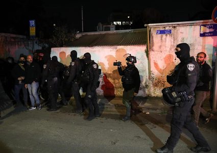 الاحتلال يعتقل مقدسيا ومتضامنين خلال قمعه تظاهرة في الشيخ جراح بالقدس