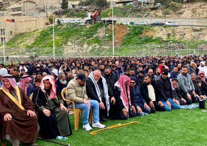 المئات يؤدون صلاة الجمعة في قرية جبل المكبر المهددة بالتهويد