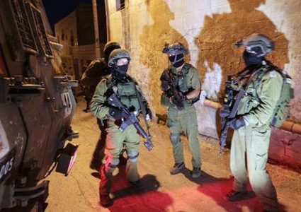قوات الاحتلال تفتش عدة منازل في الخليل