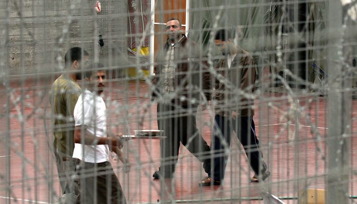 نادي الأسير: الاحتلال أصدر 8700 أمر اعتقال إداري منذ 2015