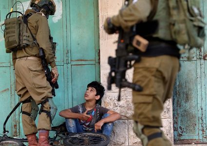 الاحتلال يعتقل طفلا عند مدخل مخيم الفوار