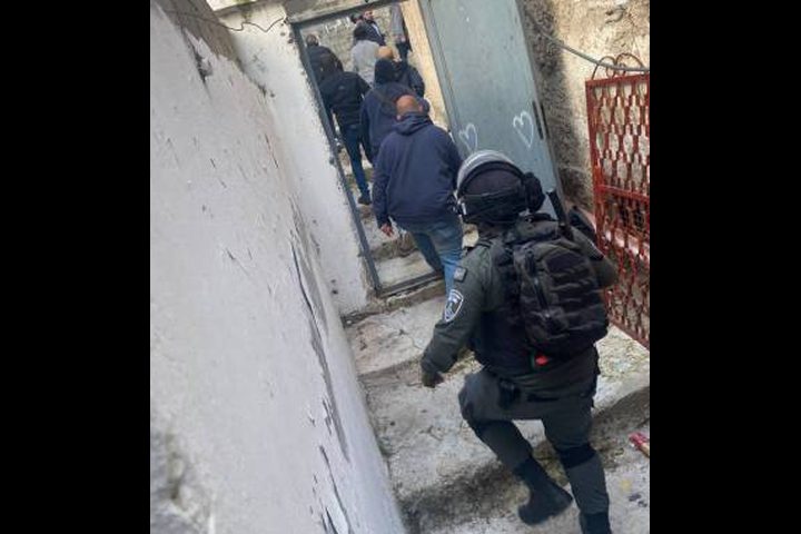 قوات الاحتلال تقتحم منزل شهيد باب حطة وتعتقل والدته وشقيقه