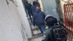 قوات الاحتلال تقتحم منزل شهيد باب حطة وتعتقل والدته وشقيقه