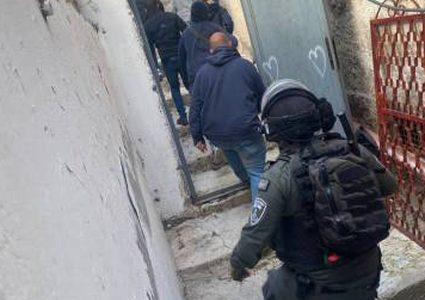 قوات الاحتلال تقتحم منزل شهيد باب حطة وتعتقل والدته وشقيقه