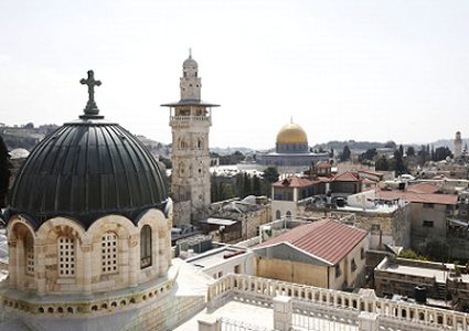 يهوديان يهاجمان كنيسة في القدس