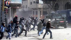 إصابات بالاختناق خلال مواجهات مع الاحتلال في مخيم العروب