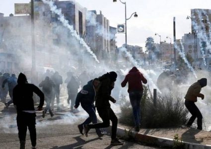 إصابة بالرصاص خلال قمع الاحتلال مسيرة منددة باستهداف الطلبة في مخيم العروب