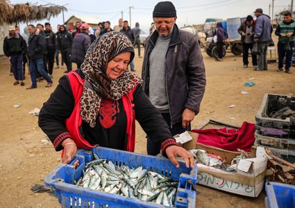 تكسب قوت يومها من شراء الأسماك بالحسبة لبيعها في السوق