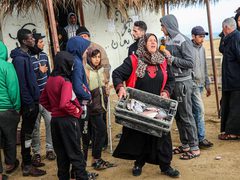 الحاجة أم جميل الأقرع من دير البلح تشتري الأسماك من الحسبة لتبيعها في السوق، لكسب لقمة العيش لأسرتها بعد وفاة زوجها- تصوير عطية درويش