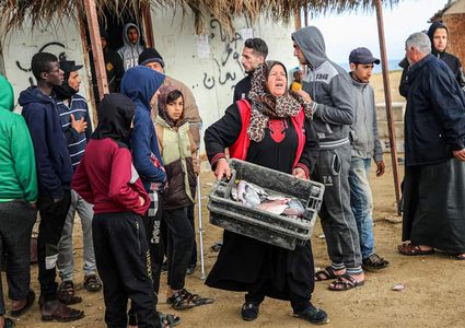 تكسب قوت يومها من شراء الأسماك بالحسبة لبيعها في السوق