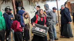 الحاجة أم جميل الأقرع من دير البلح تشتري الأسماك من الحسبة لتبيعها في السوق، لكسب لقمة العيش لأسرتها بعد وفاة زوجها- تصوير عطية درويش